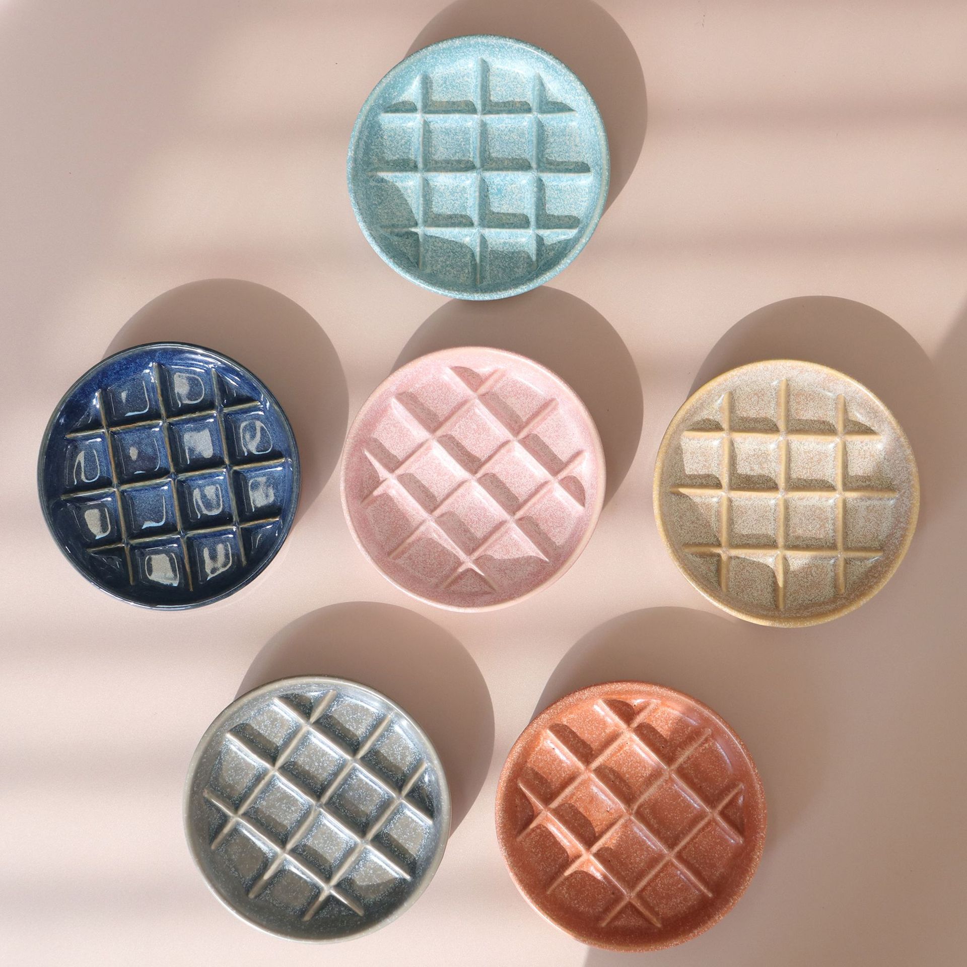 Checkered Ceramic Cat Bowl - Stylish and Durable Feeding Solution