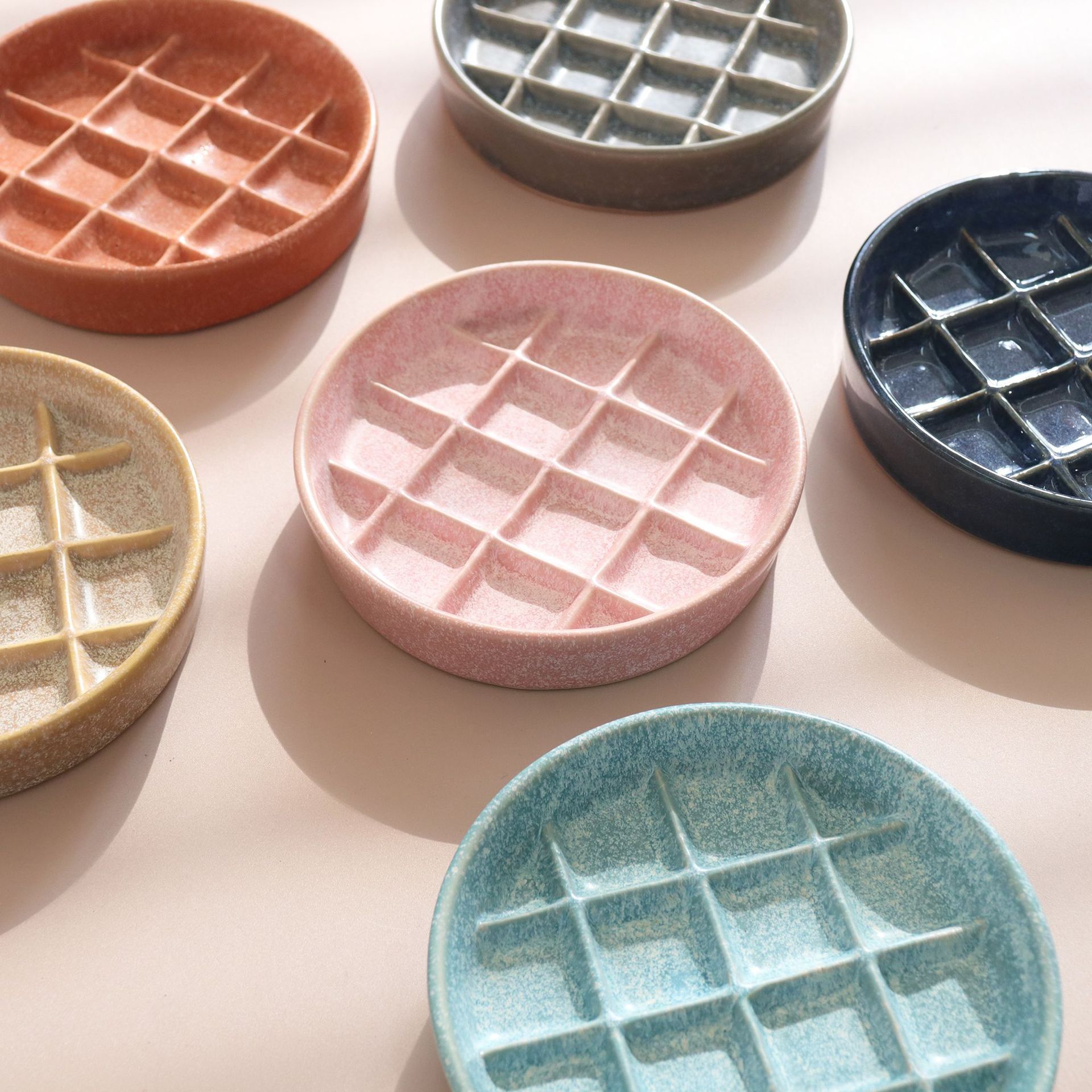 Checkered Ceramic Cat Bowl - Stylish and Durable Feeding Solution